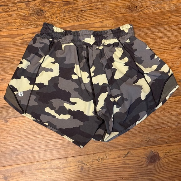 Lululemon Hotty Hot Shorts - Picture 2 of 6